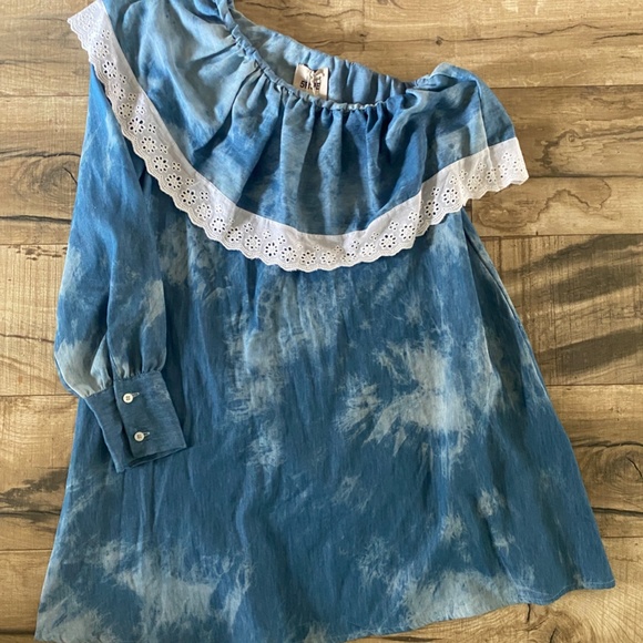 NWT 5RUE denim one shoulder dress w white eyelet ruffle trim Sz Medium MSRP $192 - Picture 2 of 15